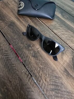 Ray-Ban Classic Wayfarer Sunglasses in Black